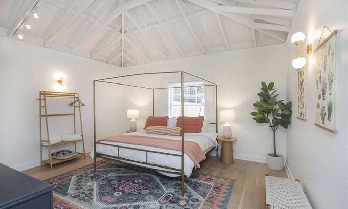 Eastwood Apartment | New Construction - Sleeps 4 - Close to Broadway!