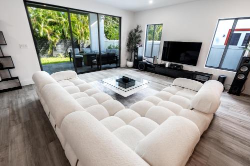 Middle River Terrace Apartment | New Construction, Built-in BBQ, 3 miles to Beaches