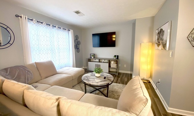 Church Street House | NEW Contemporary Home 7 mins to Airport-Renovated