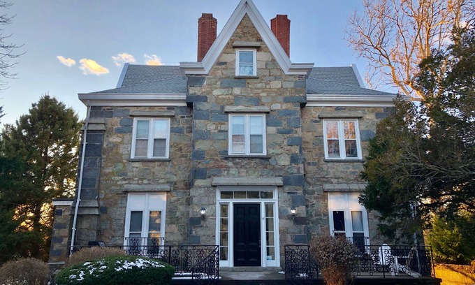 Fifth Ward House | New! Cornerstone by Bellvue Ave, The Breakers and World Famous Cliff Walk - 1BR