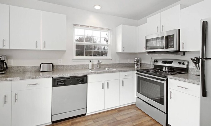 Auburn Hills House | *NEW* Corp/Family 3 BR/2.5BA Townhome in DT Auburn Hills