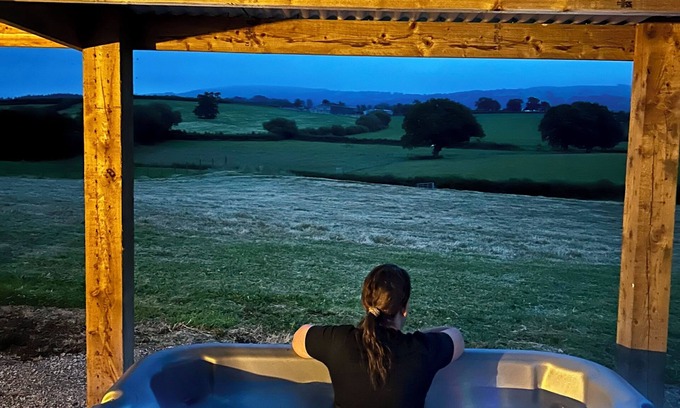 Llangadog Cabin | NEW - Cosy, boutique cabin with stunning views and HOT TUB