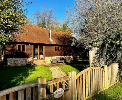 Cranbrook House | NEW Cosy cottage - Lake view & Log Burner - Dog proof garden
