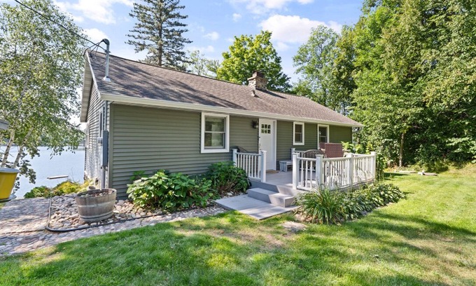 Garrison Cabin | *NEW* Cottage Escape on Whitefish Lake