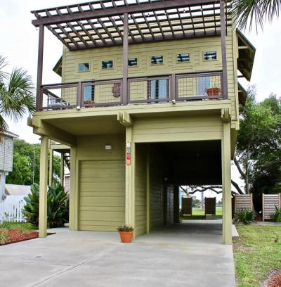 Pirates Beach House | NEW Couples Retreat - sleeps 2 adults + 2 children