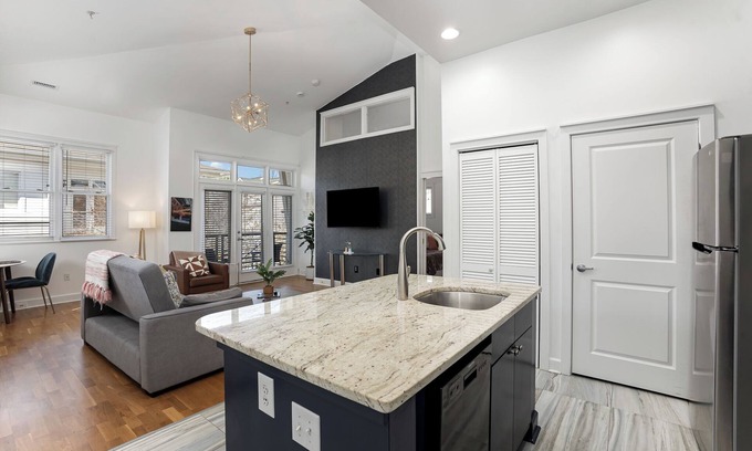 First Ward Condo | NEW! Cozy 1-bedroom condo with parking in charming Charlotte