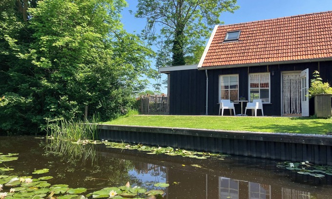 Jorwert Apartment | NEW:Cozy Apartment on the Water in Jorwert, just a stone's throw from Leeuwarden