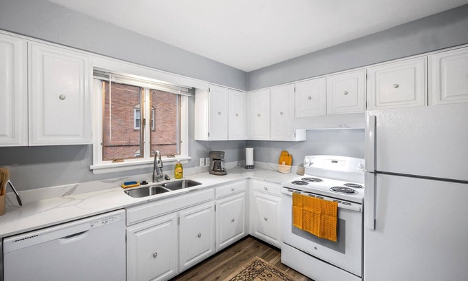 Bedford Apartment | NEW! Cozy Boho 2BR W/King 7 Miles from Downtown