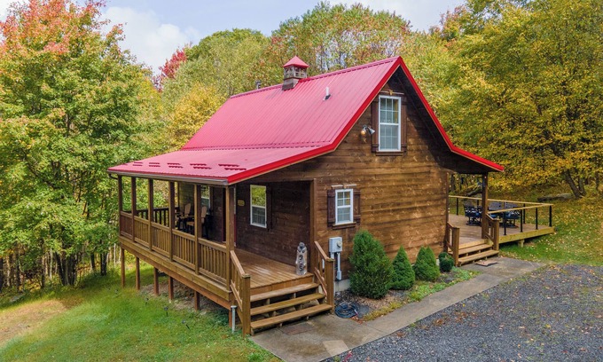 McHenry Cabin | New! Cozy Cub Cabin: Lake Area, Dogs Ok, Hot Tub, Fire Pit!