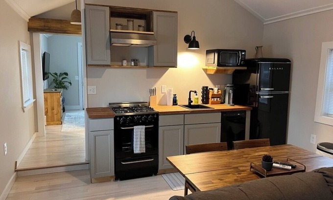 South Hero Apartment | NEW! Cozy Guest House with WiFi, Coffee Bar & Sunsets