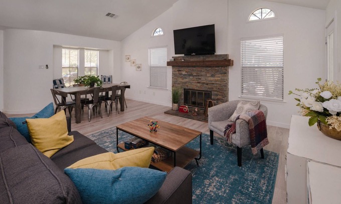Milwood House | New! Cozy House - Remodeled Family-Friendly Home in NW Austin. Great Locale - shopping, dining, MORE