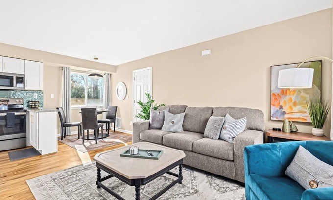 Roseville Apartment | New Cozy Lower Flat in Roseville