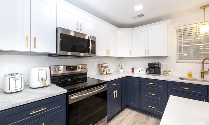 Toddville Road House | New Cozy Modern:3Bedroom house near Airport, Uptown & Whitewater Center.