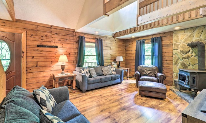 Newland Cabin | NEW! Cozy Newland Cabin w/ Deck, Fire Pit & Grill!
