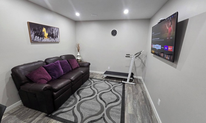 Regina House | New, cozy, one bedroom guest suite.