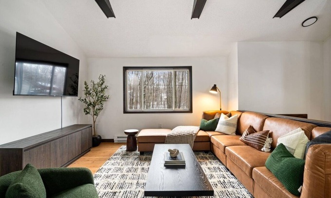 Tobyhanna House | NEW! Cozy Poconos Retreat - fire pit, pool table