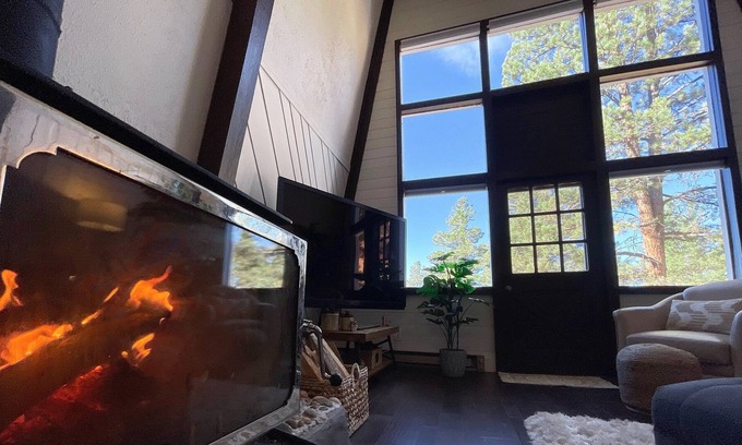 Woodland Park Ski Chalet | New- Cozy, renovated mountain retreat w/ fireplace