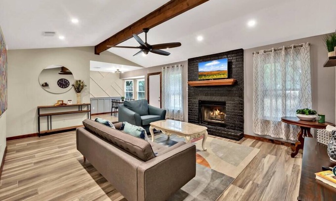 Hewitt House | New! Cozy Retreat Located 15 minutes to Waco