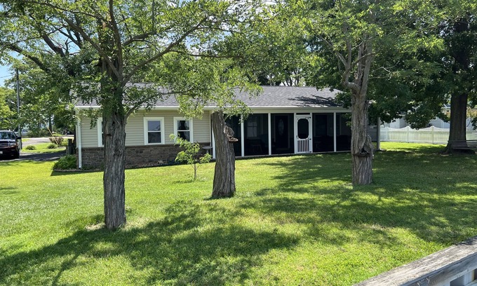 St. Leonard House | New! Cozy River Cottage with great views of the water!