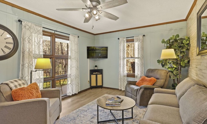 Lansing House | NEW! Cozy, Secluded 3/2, Kid & Family Friendly! Mins to Lansing and West Jeff!