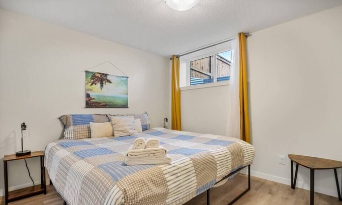 Keith House | NEW Cozy Townhome, Sleeps 4, Close to Banff