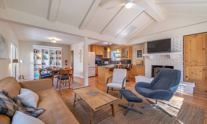 Kings Beach House | *New* Cozy Wood Cottage- Kings Beach, walk to lake, private hot tub!
