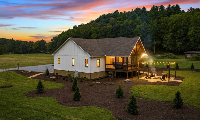 Ellijay House | NEW Creekfront Home/Hot Tub/Firepit/Walking Trails/Mountaintown Creek/Ellijay#1W