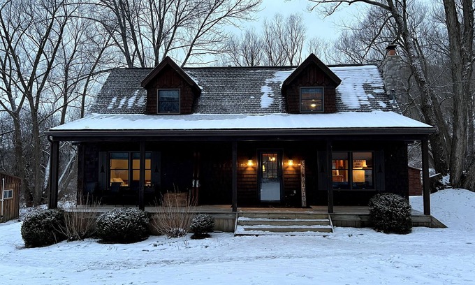 Little Valley Cabin | ❤⛷❄❤NEW! ☃⛷❄ Creekside Cabin-10 mins to EVL