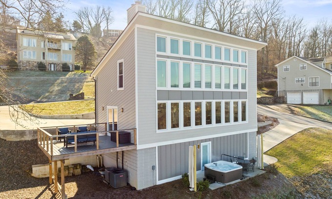 Missionary Ridge House | NEW Crestview Heights | Views of Downtown | Hot Tub | Sleeps 13