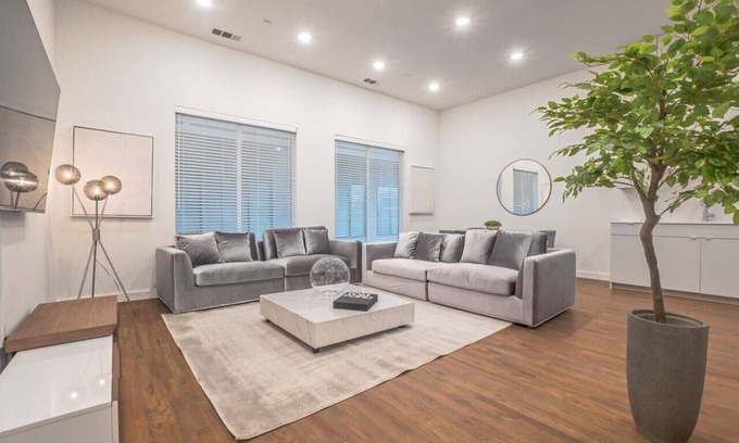 Old East Dallas House | New Crisp Townhome - Knox/Lower Greenville!
