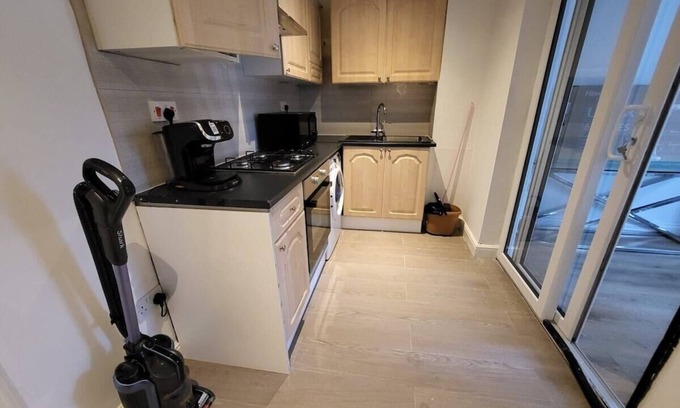 Broad Green Apartment | New Croydon:Near Waddon Station!