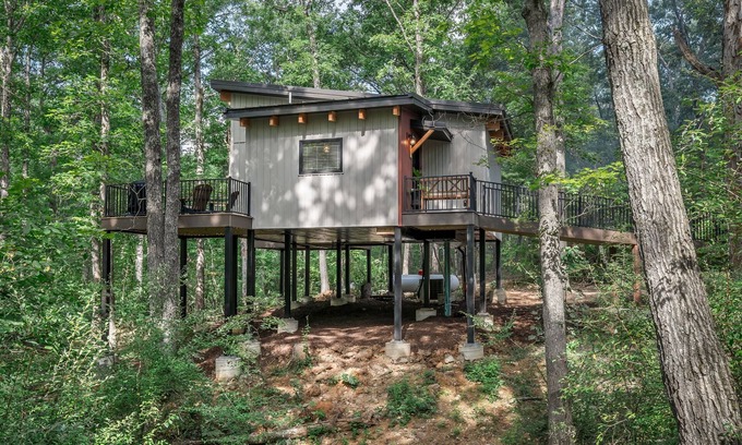 Treloar Cabin | New - custom-built Treehouse - Twilight