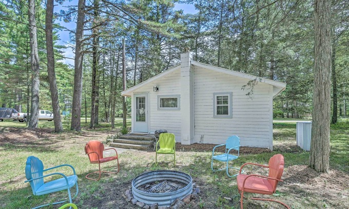 Friendship Cottage | NEW Cute & Charming Cottage Near Castle Rock Lake!