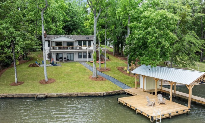 Hardwick House | NEW! Designer Lake Sinclair Home Views & Kayaks