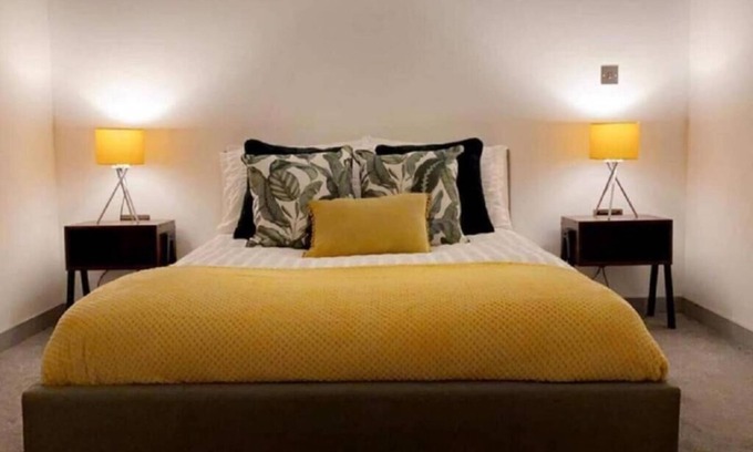 Doncaster Apartment | NEW! Doncaster Central 1 Bed Apartment sleeps 4,