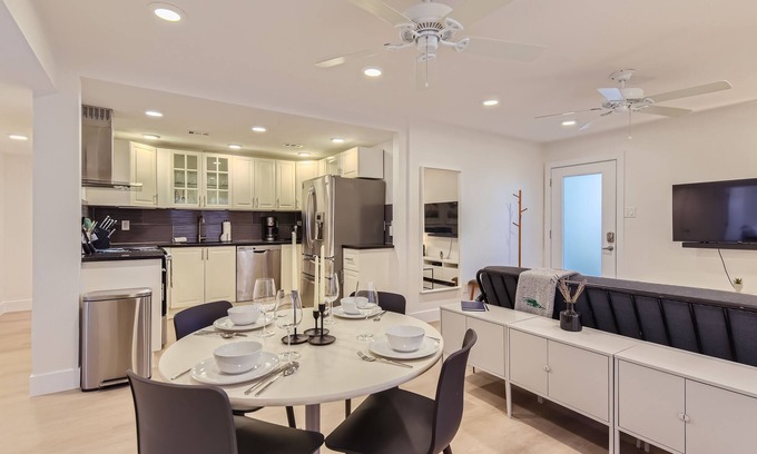 West End Condo | New Downtown Atx! 30 day plus! Sleeps 6!