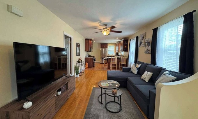 Salem Apartment | NEW Downtown Central Salem Retreat 2bd W/parking