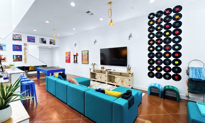 Deep Ellum House | New. Downtown Dallas; Jumbo Games; City Views; Walkable to Retail & Reaturants
