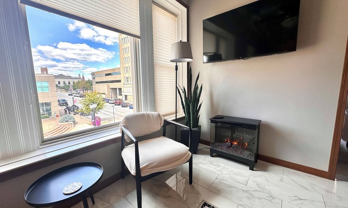 Muscatine Apartment | New Downtown loft - Walk to shops, restaurants, pubs, riverfront trail