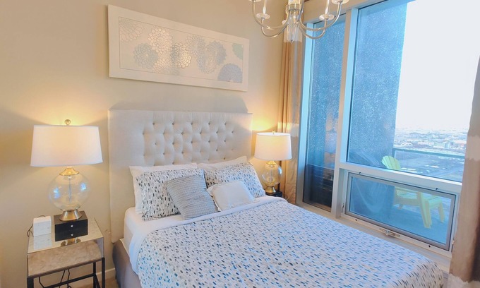 Victoria Park Apartment | New downtown penthouse 1 bedroom with unblock view by Stampede BMO Saddle dome