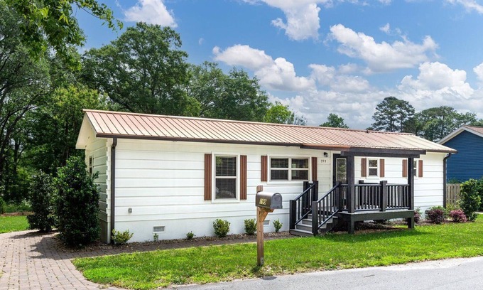 Simpsonville Cabin | NEW Downtown Simpsonville Cozy Cabin