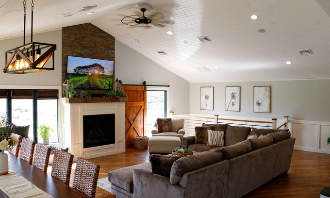 Ronks House | NEW! Elegance on The Farm Limitless Amenities ♦Pool ♦Hot Tub ♦Fish Pond +more!