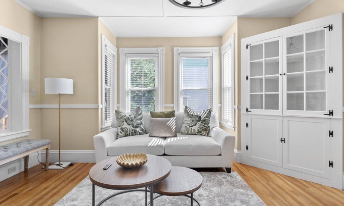 Reading Apartment | New England Historic Charm Meets Modern Style in the North Shore