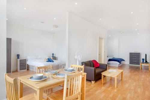 Borehamwood Apartment | NEW Entire spacious flat with parking