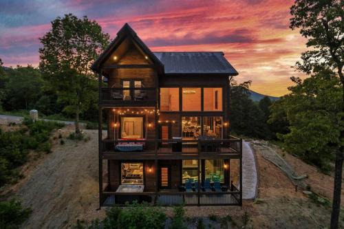 Sevierville House | New Explorer's Hideaway,Mtn View, Firepit,Upscale