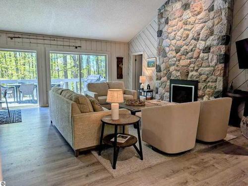 Bellaire House | New Fall Golf and Colors accommodates 10