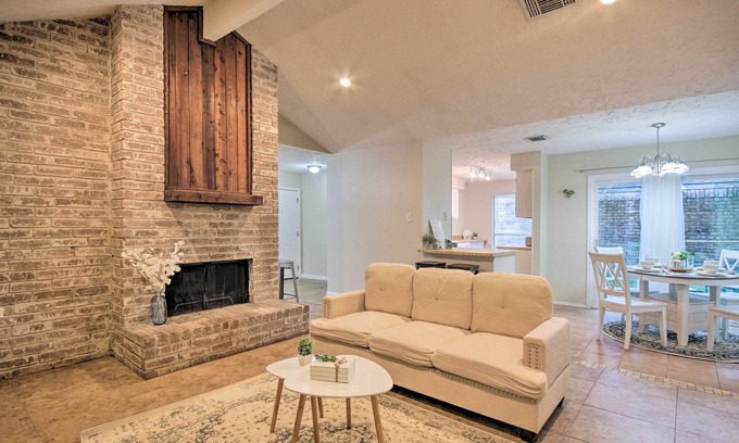 Wingate House | NEW! Family-Friendly Houston Retreat w/ Backyard!