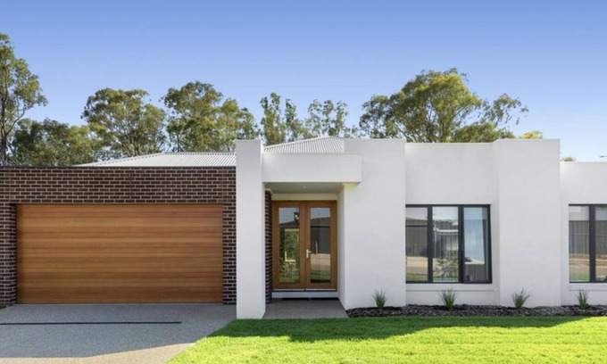 Bundalong House | NEW Family Holiday Home backing onto the river! Table Tennis table! Sleeps 13