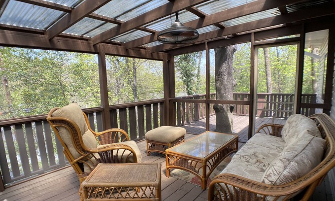 Hillcrest House | NEW! Family Home Centally Located, near great dinning, Zoo, Parks- NON SMOKING