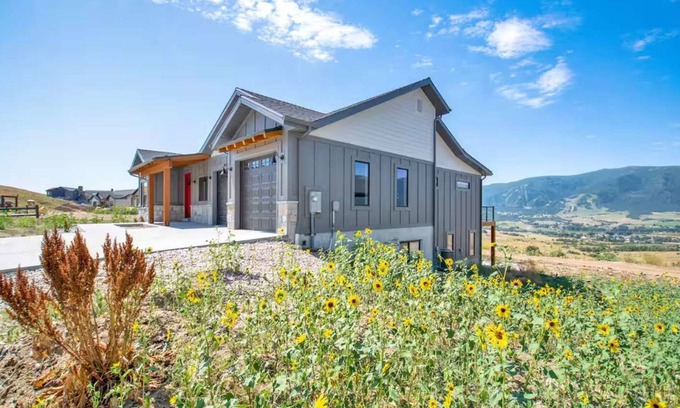 Wolf Creek House | New Family Home in Eden w Hot Tub and Great Views